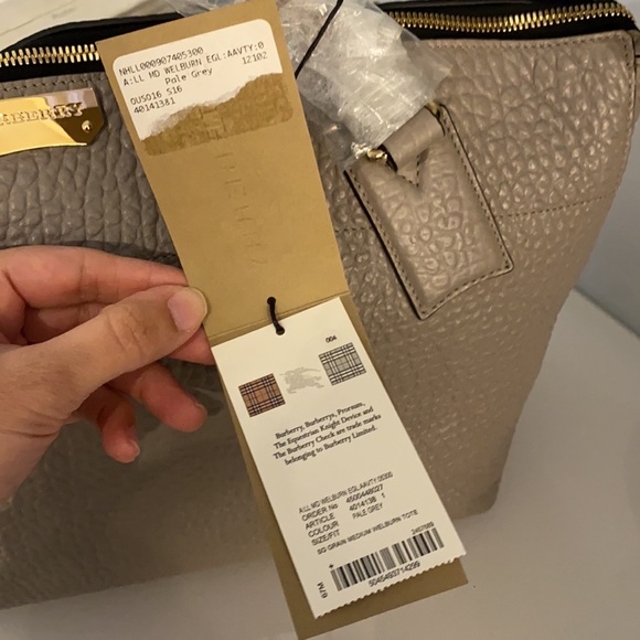 Burberry Welburn bag in pale grey color. New with tags and dust bag. - Picture 4 of 8